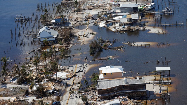 77 người thiệt mạng và nhiều người vẫn mắc kẹt do cơn bão lịch sử Ian tại Mỹ - Ảnh 1.