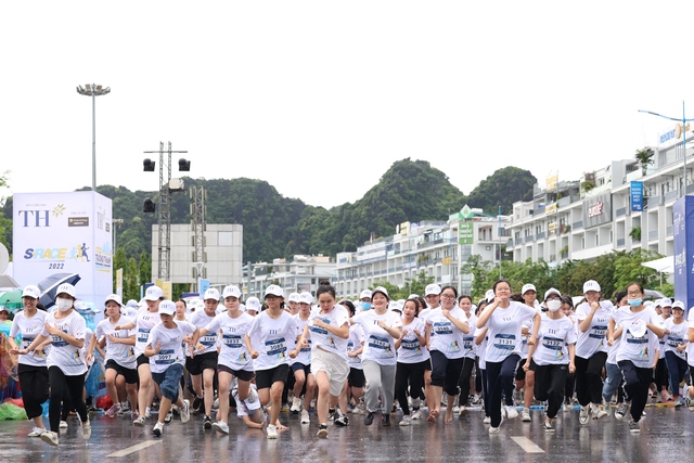 Hơn 4.000 học sinh, sinh viên, giáo viên tham gia giải chạy S-Race Quảng Ninh 2022 - Ảnh 1.