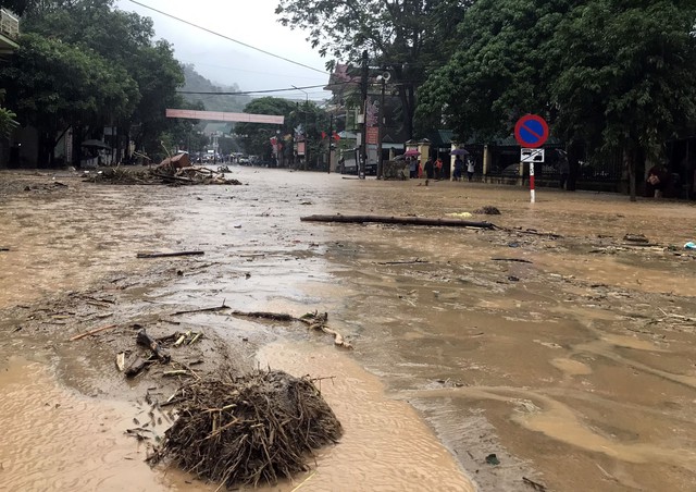 Lũ quét gây ngập lụt ở thị trấn Mường Xén, Nghệ An - Ảnh 1.