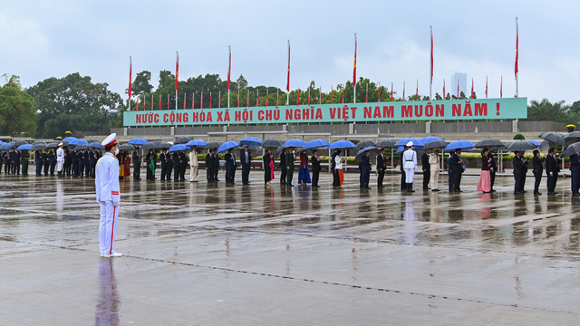 Đại biểu dự Kỳ họp thứ 4, Quốc hội khóa XV vào Lăng viếng Chủ tịch Hồ Chí Minh - Ảnh 8.