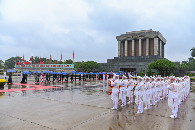 Đại biểu dự Kỳ họp thứ 4, Quốc hội khóa XV vào Lăng viếng Chủ tịch Hồ Chí Minh - Ảnh 7.