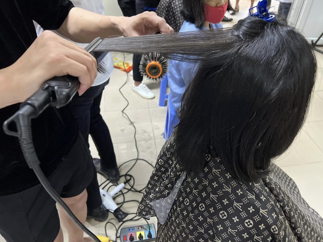 Những mái tóc trao tặng bệnh nhân ung thư trong ngày 20/10 - Ảnh 1.