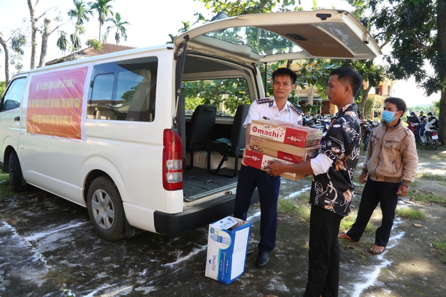 Cảnh sát biển hỗ trợ nhân dân huyện Trà Bồng khắc phục hậu quả mưa lũ - Ảnh 3.