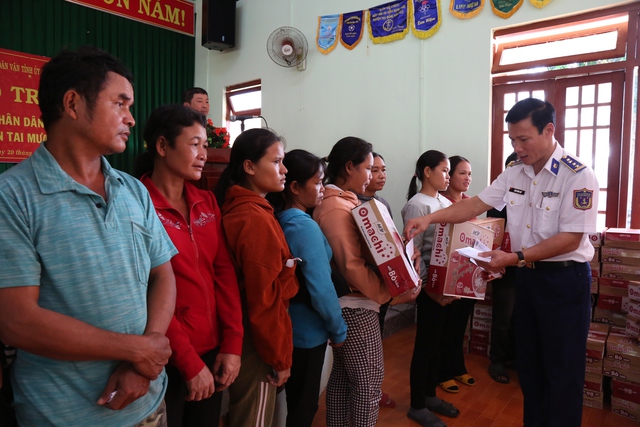 Cảnh sát biển hỗ trợ nhân dân huyện Trà Bồng khắc phục hậu quả mưa lũ - Ảnh 1.