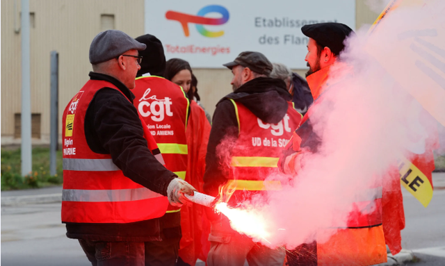 Pháp: Công nhân dừng đình công tại một trong những nhà máy lọc dầu TotalEnergies - Ảnh 1.