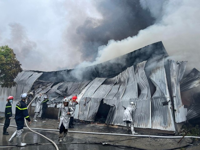 Cận cảnh hiện trường vụ cháy kho xưởng tại Hà Đông sáng 20/10 - Ảnh 4.