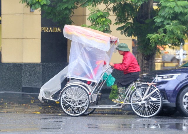 Hà Nội: Người lao động cặm cụi mưu sinh trong mưa rét - Ảnh 8.