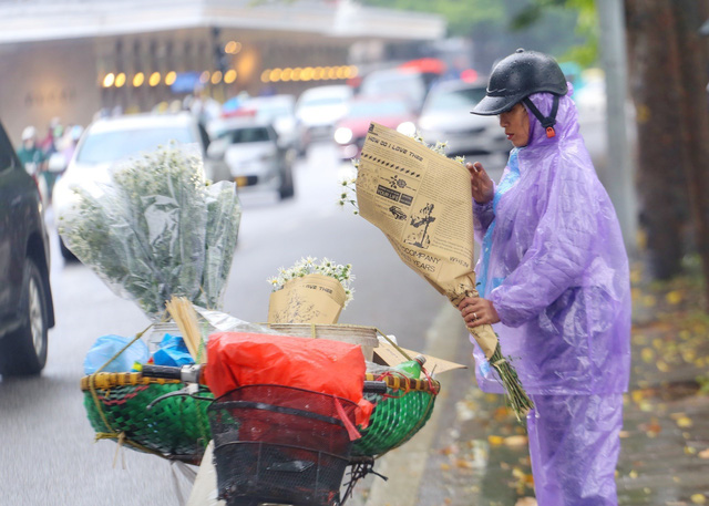 Hà Nội: Người lao động cặm cụi mưu sinh trong mưa rét - Ảnh 5.