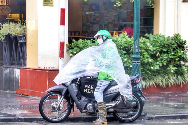 Hà Nội: Người lao động cặm cụi mưu sinh trong mưa rét - Ảnh 7.
