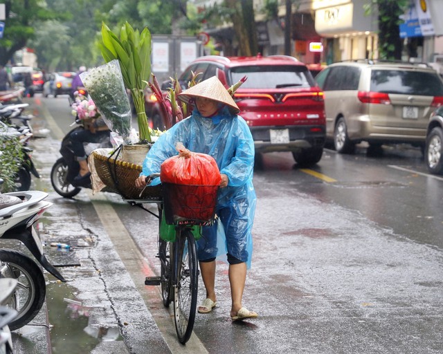 Hà Nội: Người lao động cặm cụi mưu sinh trong mưa rét - Ảnh 1.