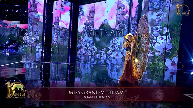 Miss Grand International 2022: Thiên Ân gặp sự cố với trang phục 14kg - Ảnh 3.