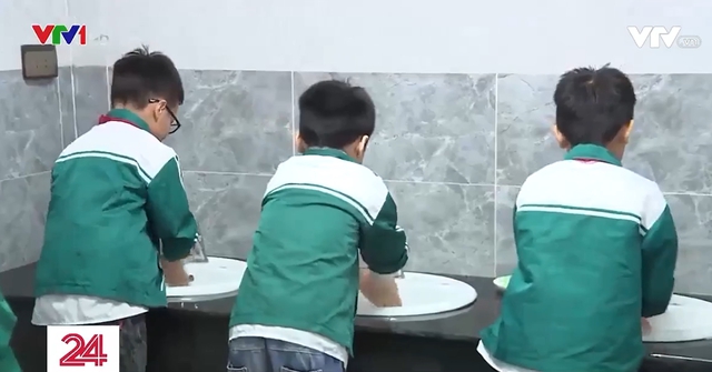 Trường học xây dựng thói quen rửa tay đúng cách để phòng dịch - Ảnh 3.