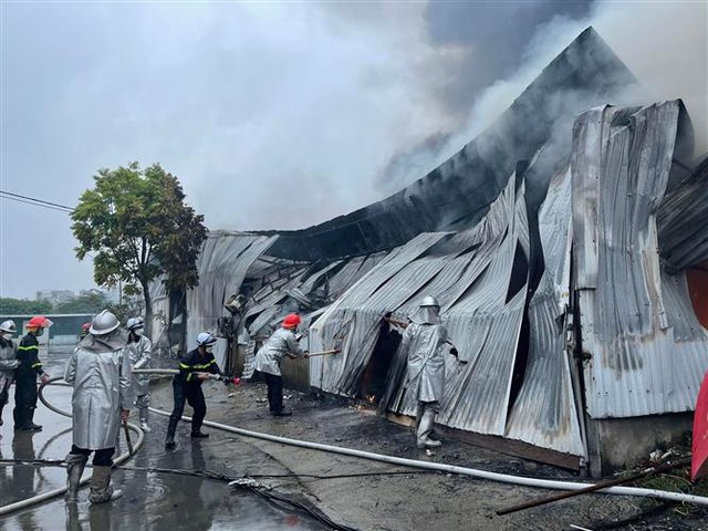Kho xưởng bị cháy ở Hà Đông khiến 1 người thiệt mạng vẫn hoạt động dù bị đình chỉ - Ảnh 2.