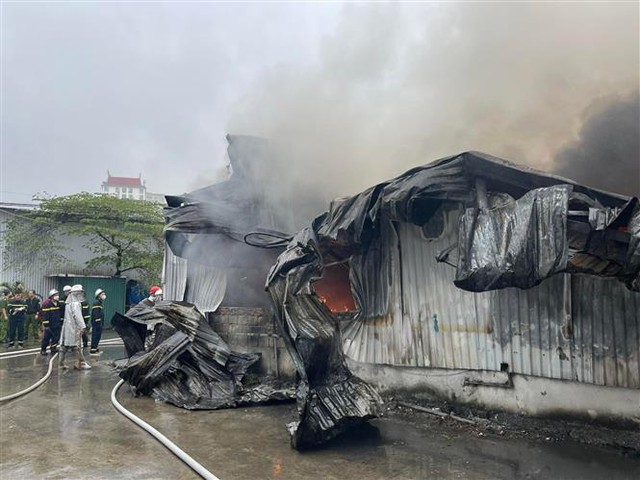 Kho xưởng bị cháy ở Hà Đông khiến 1 người thiệt mạng vẫn hoạt động dù bị đình chỉ - Ảnh 1.