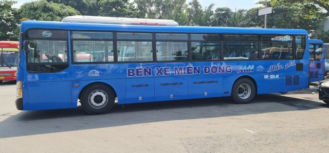 Bến xe Miền Đông mới bố trí xe bus đưa đón miễn phí - Ảnh 2.