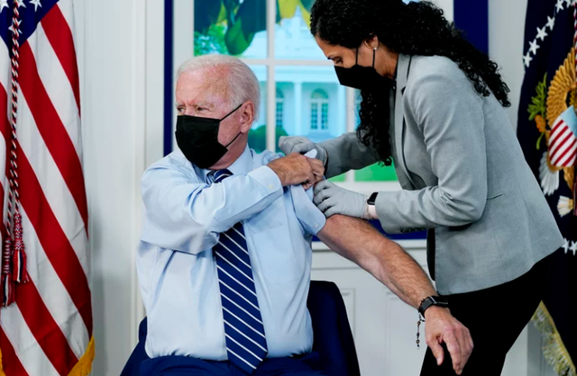 Tổng thống Mỹ Biden tiêm mũi vaccine COVID-19 tăng cường phiên bản cập nhật - Ảnh 1.