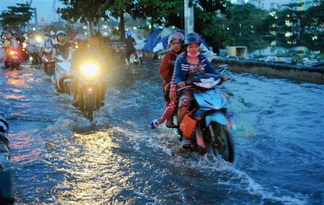 TP Hồ Chí Minh: Triều cường vượt mức báo động 3, người dân bì bõm lội nước về nhà - Ảnh 3.