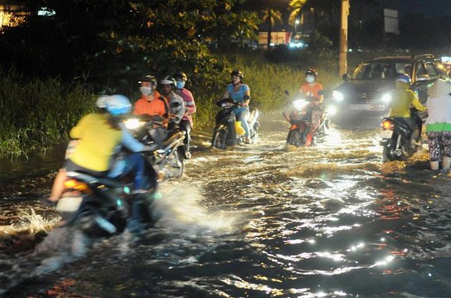 TP Hồ Chí Minh: Triều cường vượt mức báo động 3, người dân bì bõm lội nước về nhà - Ảnh 5.