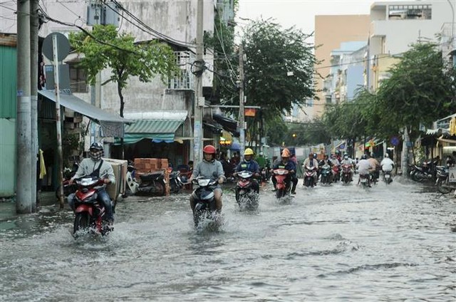 TP Hồ Chí Minh: Triều cường vượt mức báo động 3, người dân bì bõm lội nước về nhà - Ảnh 2.