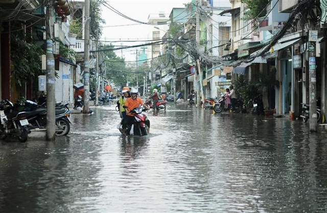 TP Hồ Chí Minh: Triều cường vượt mức báo động 3, người dân bì bõm lội nước về nhà - Ảnh 4.