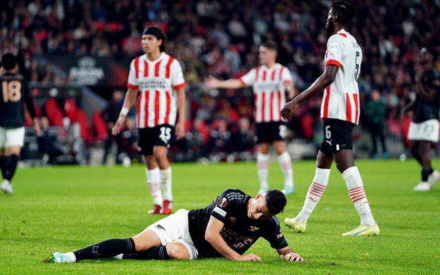 Hàng thủ tệ hại, Arsenal nhận trận thua trên sân của PSV - Ảnh 2.