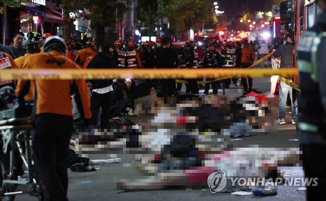 Giẫm đạp kinh hoàng tại lễ hội Halloween ở Seoul, 50 người ngừng tim - Ảnh 1.