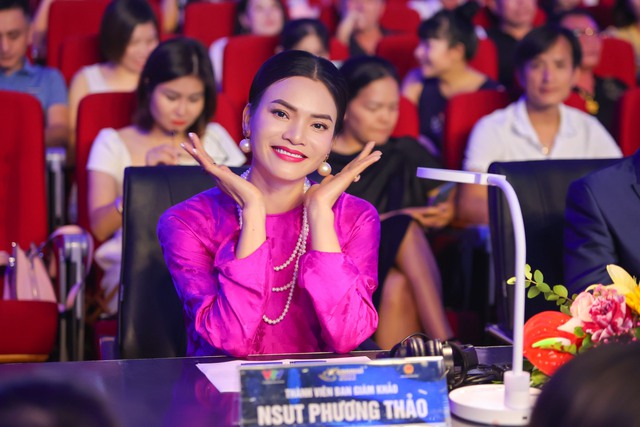 Phạm Phương Thảo diện loạt váy áo nổi bần bật trên ghế Giám khảo vòng Chung kết Sao Mai 2022 - Ảnh 3.