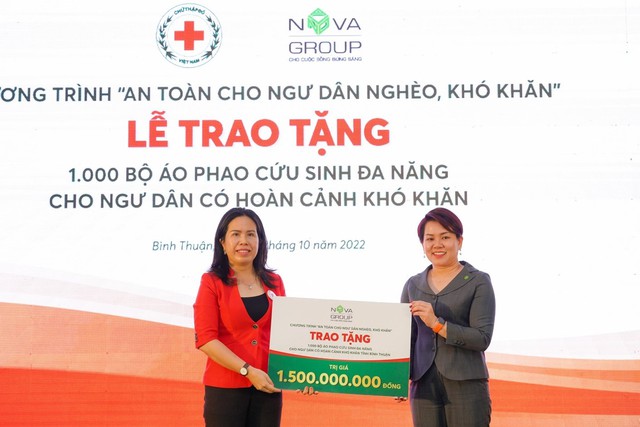 NovaGroup trao tặng 1.000 bộ áo phao cứu sinh đa năng cho ngư dân nghèo tại Bình Thuận - Ảnh 1.
