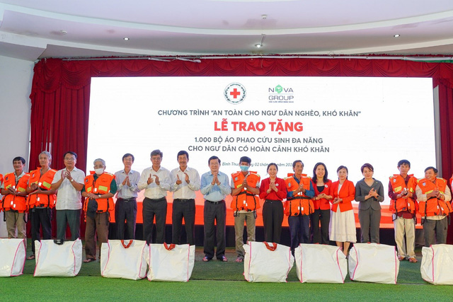 NovaGroup trao tặng 1.000 bộ áo phao cứu sinh đa năng cho ngư dân nghèo tại Bình Thuận - Ảnh 4.