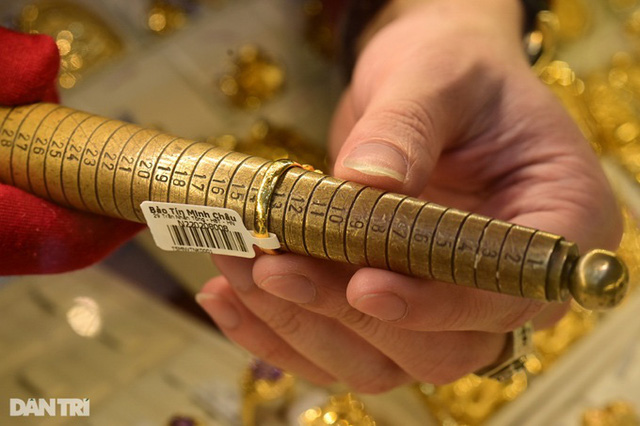 Vàng ảm đạm, nhà đầu tư băn khoăn kênh gửi tiết kiệm hay giữ vàng - Ảnh 1.