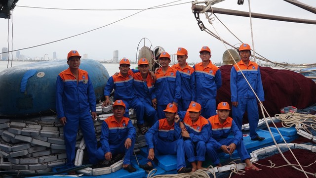 Đưa 13 thuyền viên và tàu cá Bình Định gặp nạn trên biển về bờ an toàn - Ảnh 1.