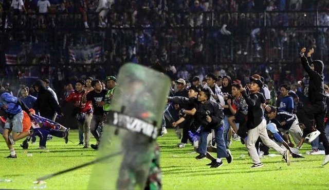 Liên đoàn bóng đá Indonesia phạt nặng CLB để xảy ra sự cố chết người - Ảnh 1.