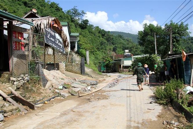 Sau lũ quét, huyện Kỳ Sơn (Nghệ An) xuất hiện vết nứt mới - Ảnh 3.