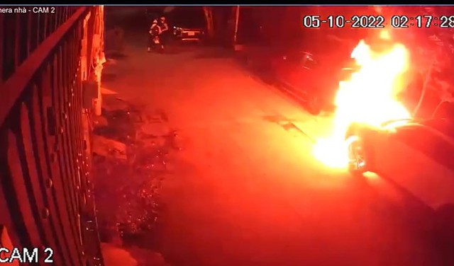 Nam thanh niên phóng hỏa đốt ô tô ở TP Hồ Chí Minh - Ảnh 2.