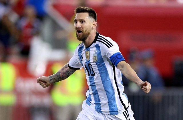 ĐT Argentina: Hãy đến với thế giới của sự đam mê và tinh thần thể thao. Đội tuyển Argentina là đội bóng nổi tiếng với sự tinh tế và kỹ thuật tuyệt vời của các cầu thủ. Cùng xem họ xử lý quả bóng với tốc độ và sự khéo léo để tạo ra những pha bóng đậm chất Argentina.