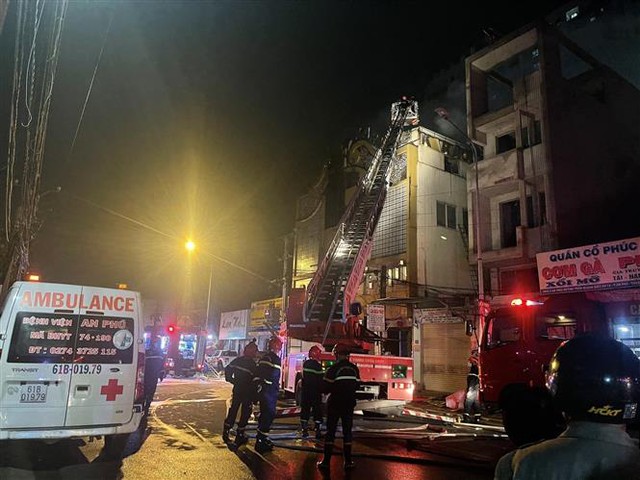 Vụ cháy quán karaoke An Phú khiến 32 người chết: Khởi tố 2 cựu cán bộ công an - Ảnh 1.