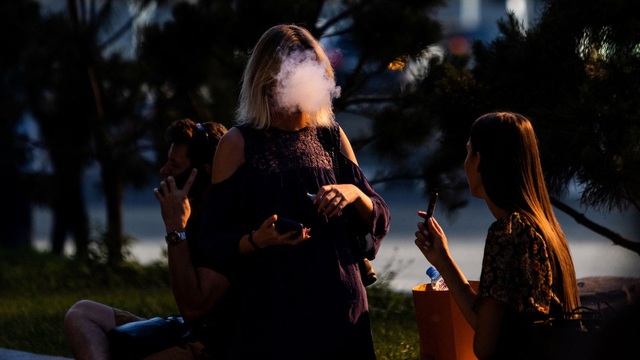 Hơn 2,5 triệu thanh thiếu niên tại Mỹ hút thuốc lá điện tử - Ảnh 1.
