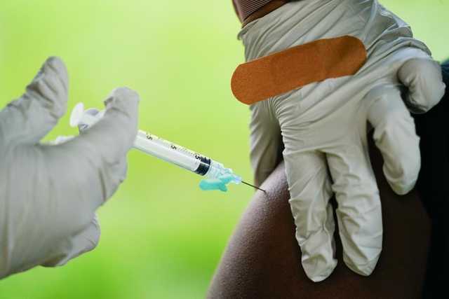 Nhật Bản lo ngại đợt bùng dịch thứ 8, hàng loạt quốc gia tăng tốc tiêm liều vaccine tăng cường - Ảnh 1.