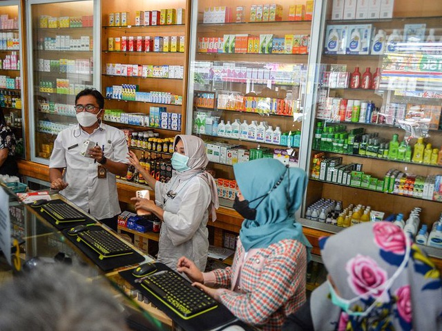 Indonesia thu hồi giấy phép sản xuất thuốc siro khi số trẻ em tử vong tăng lên 150 - Ảnh 1.