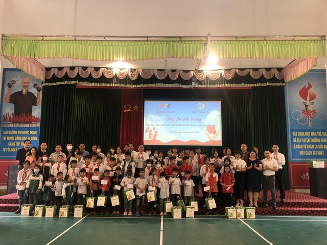 Cùng em đến trường: Trao tặng 60 suất học bổng và 1000 suất quà cho học sinh nghèo vượt khó tại tỉnh Phú Thọ - Ảnh 1.