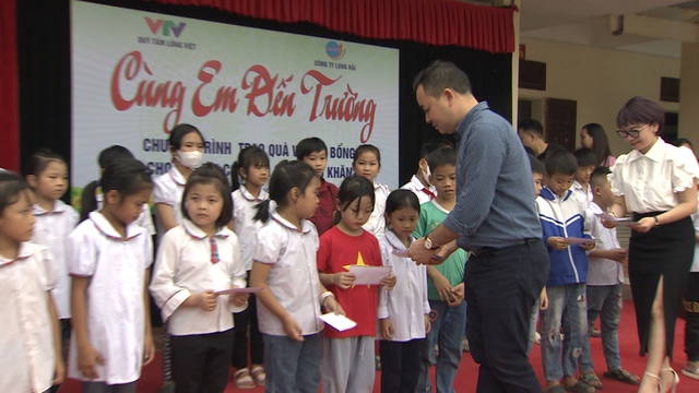 Cùng em đến trường: Trao tặng 60 suất học bổng và 1000 suất quà cho học sinh nghèo vượt khó tại tỉnh Phú Thọ - Ảnh 3.