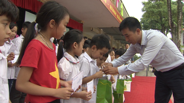 Cùng em đến trường: Trao tặng 60 suất học bổng và 1000 suất quà cho học sinh nghèo vượt khó tại tỉnh Phú Thọ - Ảnh 4.