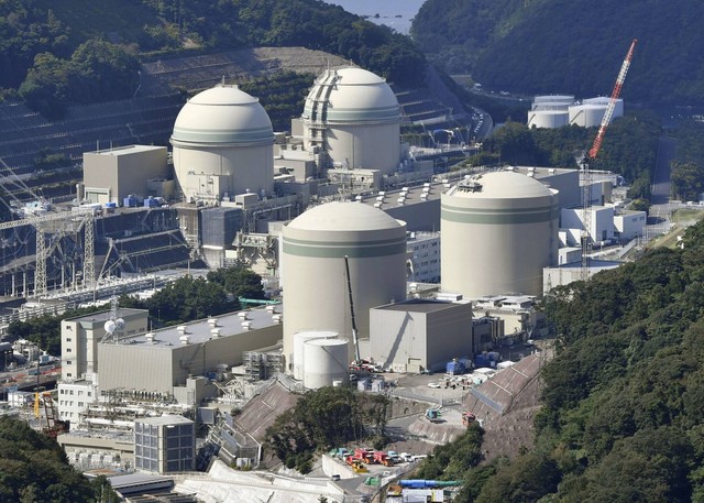 Nhật Bản xem xét kéo dài thời hạn dùng điện hạt nhân - Ảnh 1.