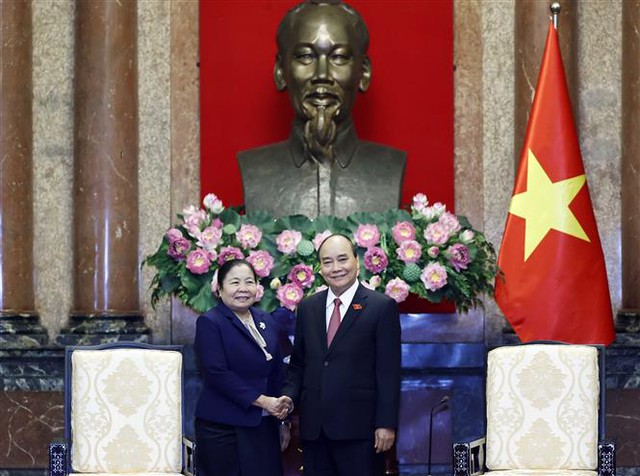 Chủ tịch nước Nguyễn Xuân Phúc tiếp Trưởng Ban Tổ chức Trung ương Đảng Nhân dân Cách mạng Lào - Ảnh 1.