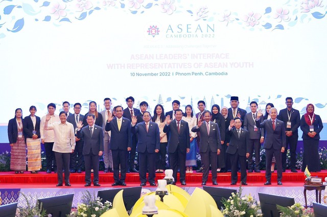 Thủ tướng tham dự nhiều hoạt động trong khuôn khổ Hội nghị Cấp cao ASEAN - Ảnh 4.