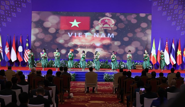 Hội nghị Cấp cao ASEAN lần thứ 40, 41 chính thức khai mạc - Ảnh 4.