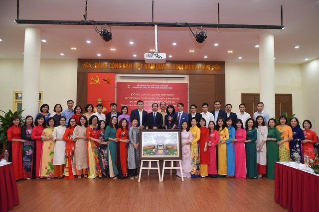 Trường Thực nghiệm Khoa học giáo dục đón nhận bằng khen của Thủ tướng Chính phủ - Ảnh 2.