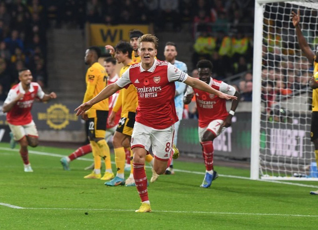 Thắng Wolverhampton, Arsenal bỏ cách Man City 5 điểm - Ảnh 2.