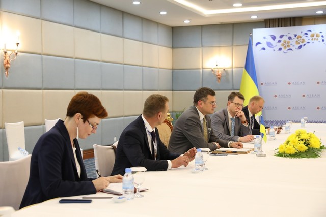 Bộ trưởng Bộ Ngoại giao Bùi Thanh Sơn gặp Bộ trưởng Bộ Ngoại giao Ukraine Dmytro Kuleba - Ảnh 2.