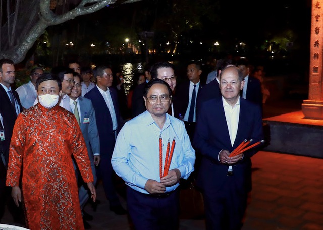 Thủ tướng Đức Olaf Scholz cùng Thủ tướng Phạm Minh Chính dạo bộ đêm Hồ Gươm - Ảnh 3.